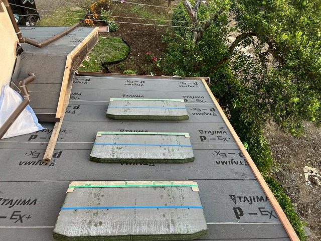 屋根葺き替え工事の軒先水切りやのぼり木の取り付け