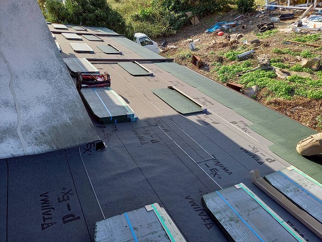 屋根葺き替え工事の「コロニアルグラッサ」を用いた軒先2段目、3段目への施工