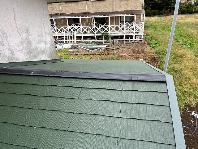 屋根葺き替え工事の棟部への樹脂製下地取り付け状況