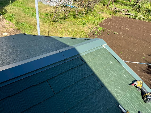 屋根葺き替え工事の棟板金の設置が完了