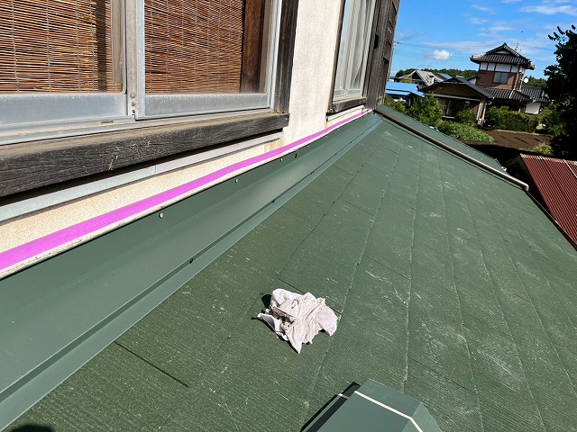 屋根葺き替え工事の雨押え板金上へのマスキングテープ養生