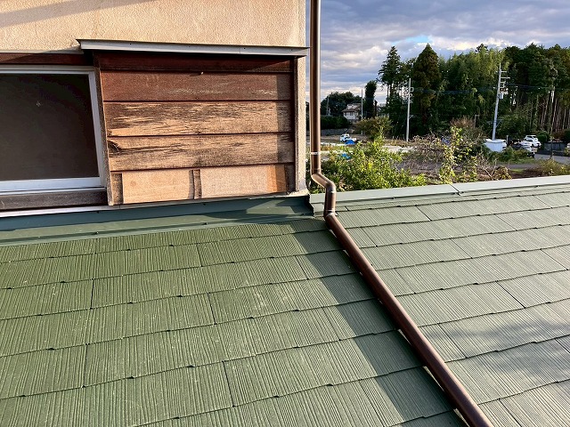 屋根葺き替え工事後の這樋設置状況