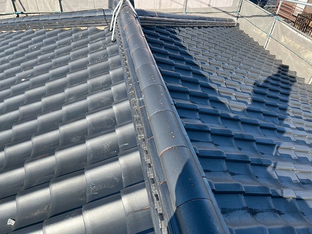 屋根葺き直し工事を行う住宅屋根ののし瓦を高く積み上げた棟