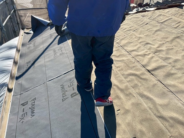 屋根葺き替え工事の改質アスファルトルーフィング敷設施工