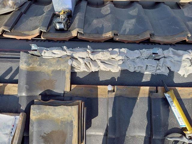 屋根葺き直し工事の漆喰材とコーキングを併用した大棟部瓦納め