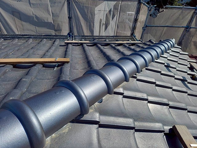 屋根葺き替え工事の隅棟部への7寸丸瓦設置状況