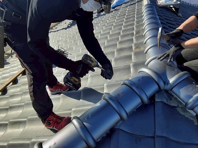 屋根葺き直し工事でパッキン付きのステンレスビスで7寸丸瓦を固定