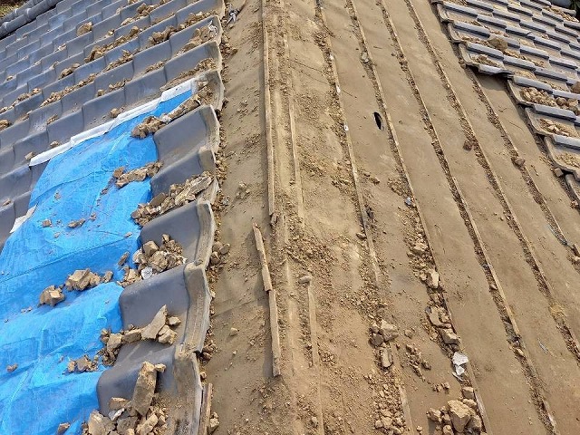 瓦屋根葺き替え工事の既存瓦の解体状況