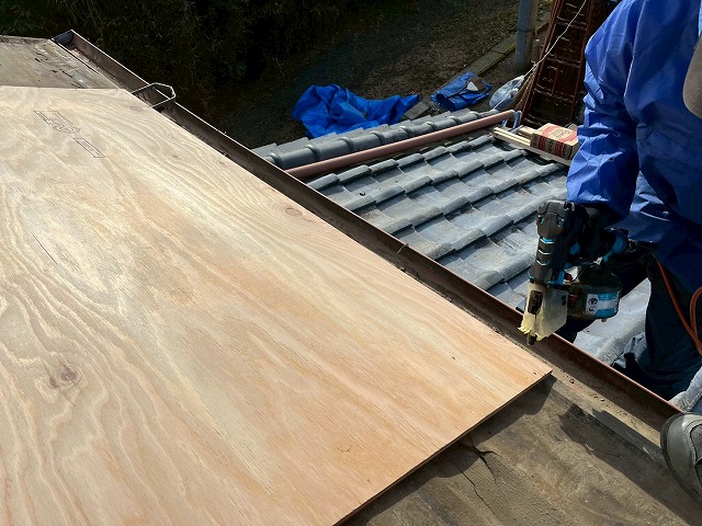 瓦屋根葺き替え工事の構造用合板を用いた野地板増し張り