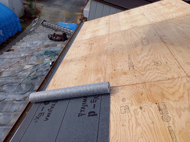 瓦屋根葺き替え工事で軒先から防水シートの敷設を開始