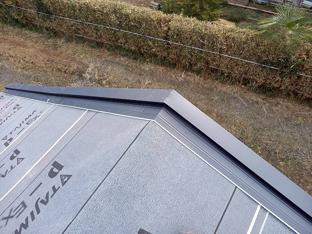 瓦屋根葺き替え工事のケラバへの水切り役物取り付け工程