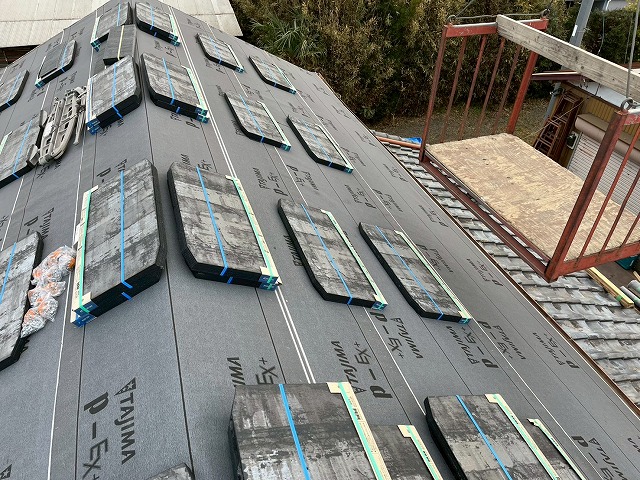 瓦屋根葺き替え工事で使用する「コロニアルグラッサ」の搬入完了状況