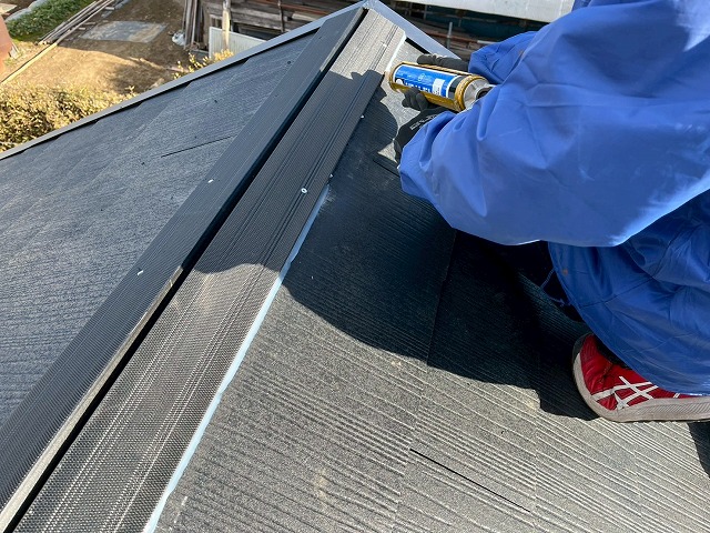 瓦屋根葺き替え工事の樹脂貫板と屋根との取り合い部へのコーキング処理