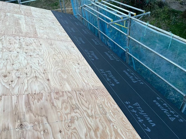 新築住宅屋根仕上げ工事の軒先への防水シート敷設