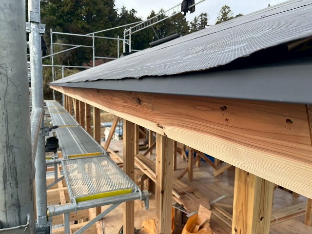 新築住宅屋根仕上げ工事の軒先へのルーガ専用水切り役物の取り付け