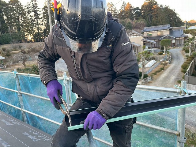 新築住宅屋根仕上げ工事の捨て水切り加工状況