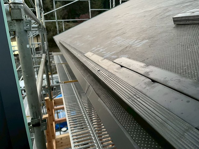 屋根の軒先に水抜きの溝を下側へ向けて広小舞を取り付けた状況