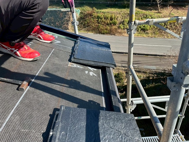 新築住宅屋根工事の軒先1段目の「ROOGA（ルーガ）鉄平」の配置