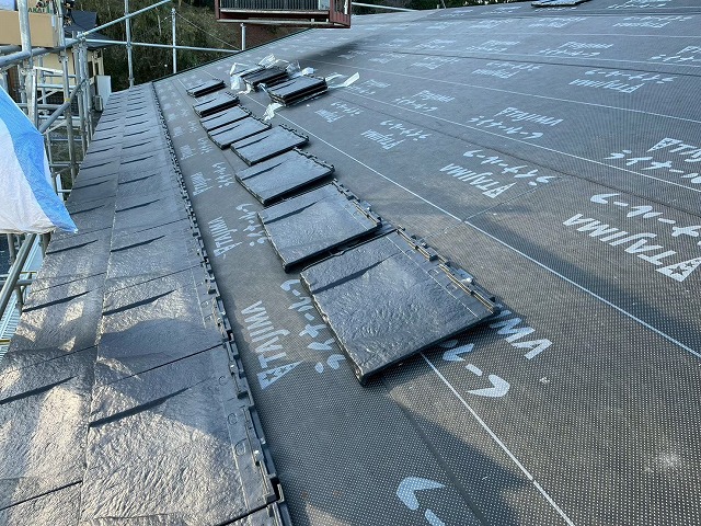 新築住宅屋根仕上げ工事の「ROOGA（ルーガ）鉄平」の割り付け