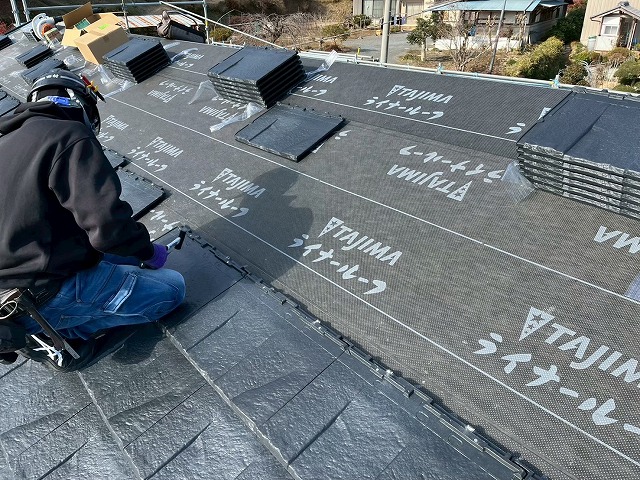 新築住宅屋根工事で「ROOGA（ルーガ）鉄平」本体を釘留めする屋根職人