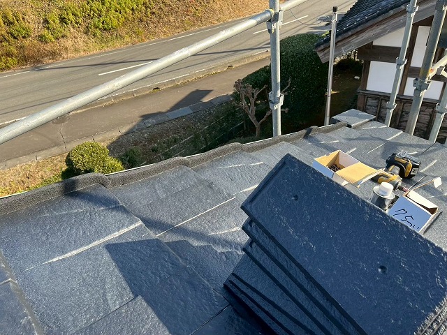 新築住宅屋根工事のケラバ同質役物設置前の防水シーラー取り付け