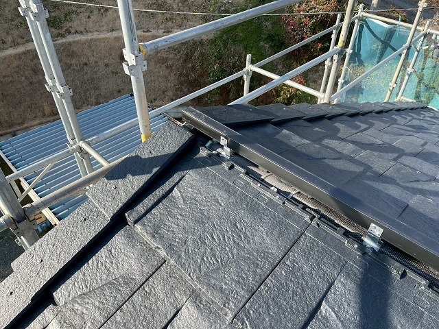 新築住宅屋根「ROOGA（ルーガ）鉄平」工事の棟桟取り付け