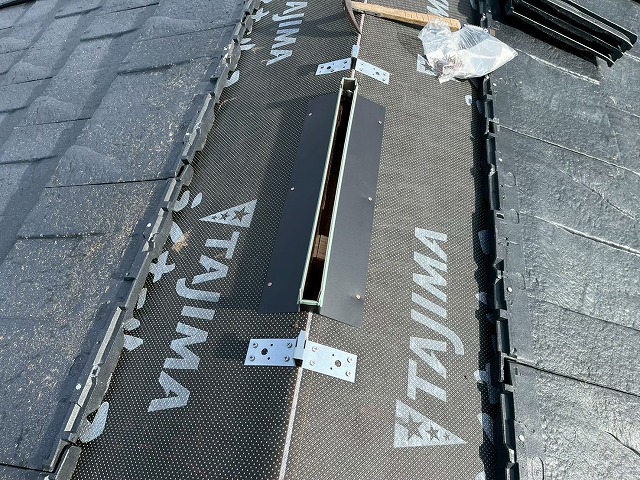 新築住宅屋根工事の棟部への捨水切部材取り付け