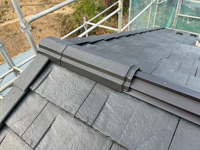 新築住宅屋根工事の「棟包」役物の設置工程