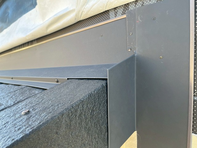 新築住宅屋根工事の下屋根雨押え役物端部納まり