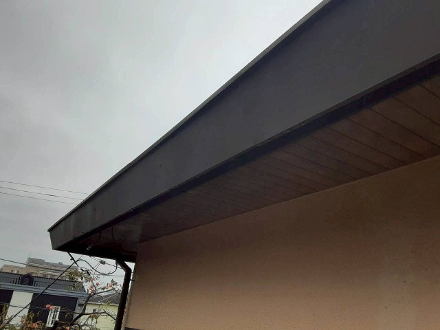 住宅の雨樋に樋隠しが設置されている状況