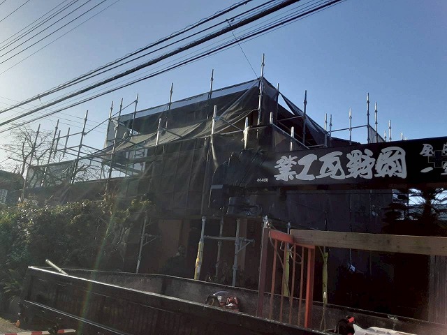 雨樋交換工事で足場の周囲に飛散防止ネットを設置した状況