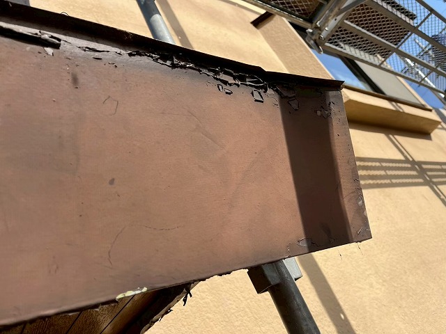 雨樋を外から見えにくくする樋隠しの塗膜が剥がれている状況