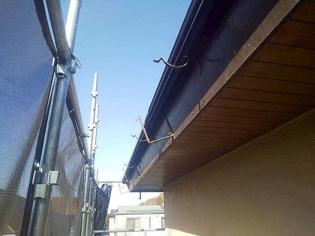 雨樋交換工事の既存軒樋取り外し