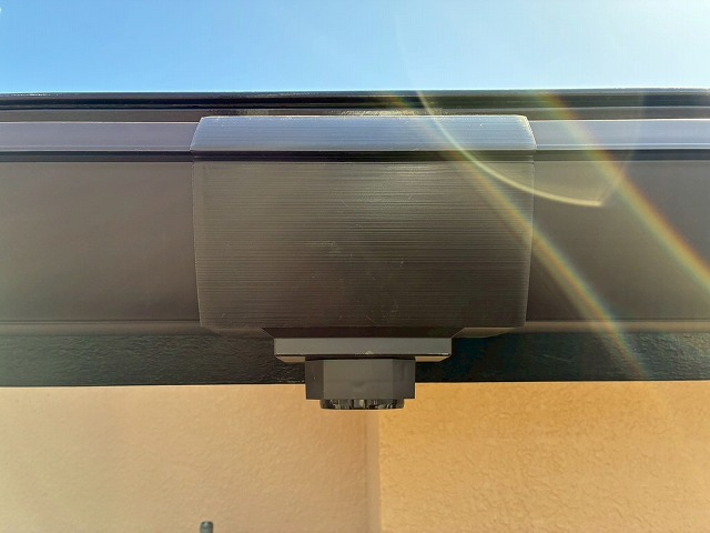 雨樋交換工事の軒樋への集水器取り付け状況