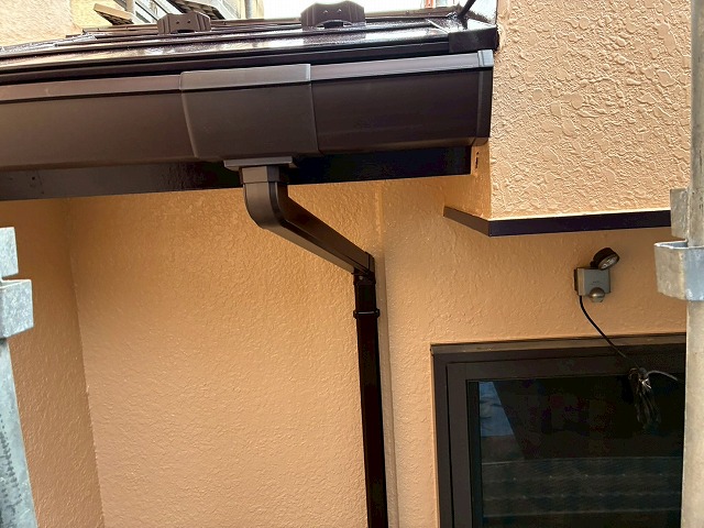 雨樋交換工事の竪樋と集水器の接続状況