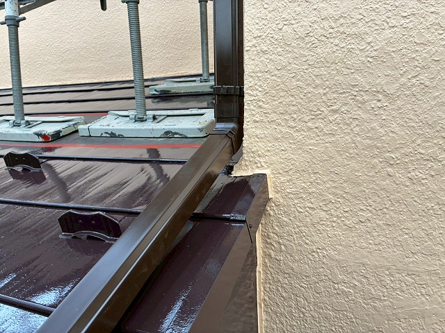 雨樋交換工事の竪樋と這樋との接続が完了した状況