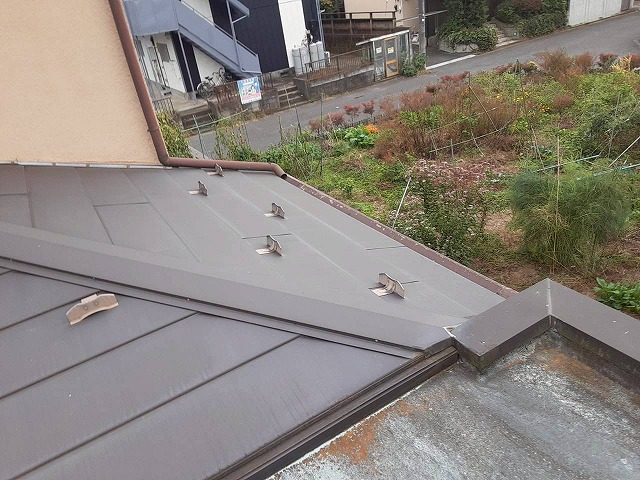 現場調査で雪止め金具の劣化状況を確認