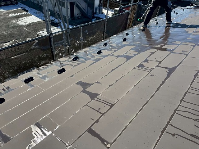 金属屋根の汚れやサビなどを洗い落す高圧洗浄