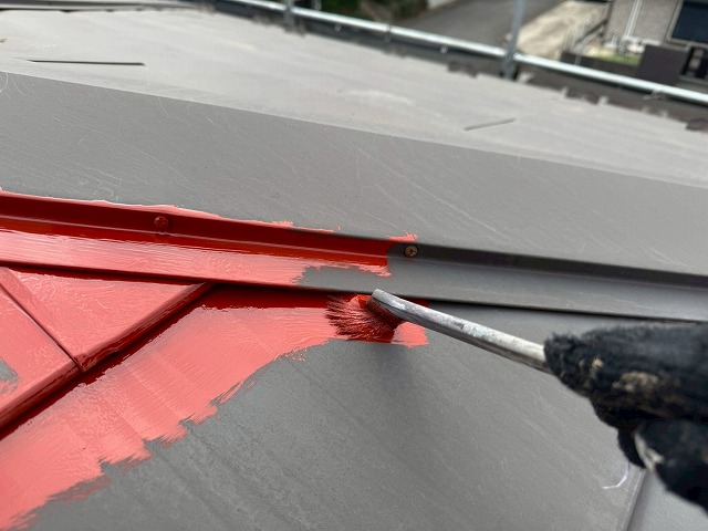 サビ止め塗料「SKマイルドボーセイ」を用いた金属屋根塗装のダメ込みの様子