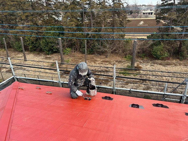 金属屋根塗装工事中塗り工程の雪止め金具へのダメ込み