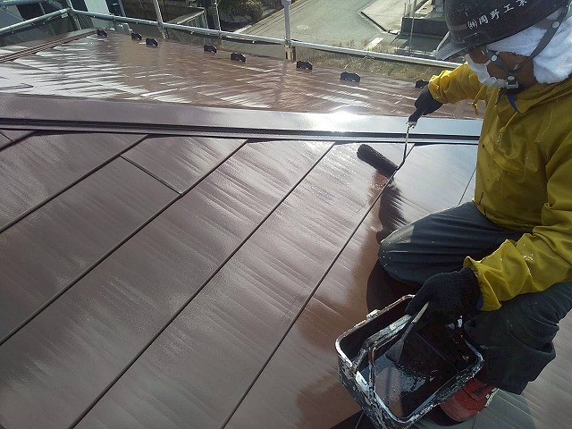 「エスケープレミアムルーフSi」を用いた金属屋根塗装の上塗り施工