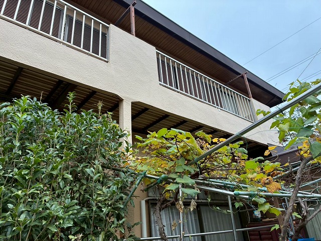 現場調査で住宅のモルタル塗り外壁にさまざまな劣化症状を確認