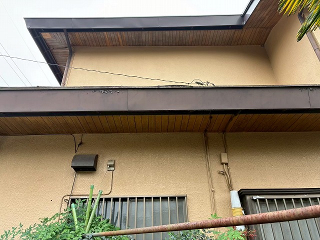 住宅の現場調査で木製軒天に色あせを確認