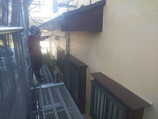 モルタル外壁塗装工事の外壁面への高圧洗浄作業