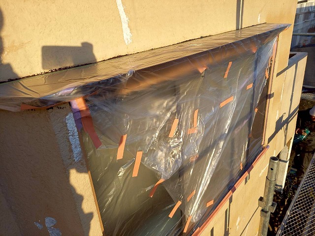 モルタル外壁および付帯部塗装工事の窓への養生
