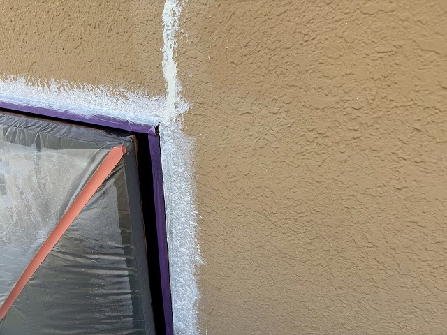 モルタル外壁塗装工事の「エピテックフィラーAEⅡ」を用いたダメ込み