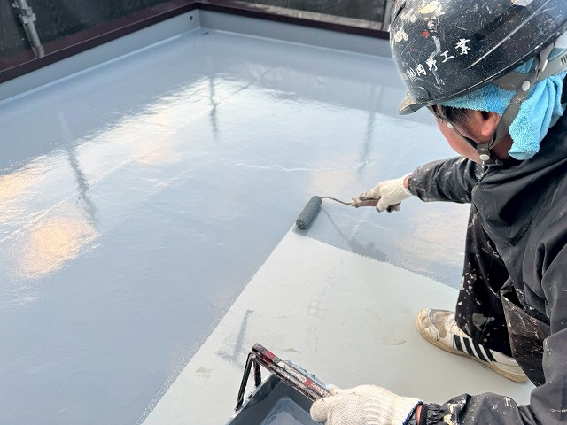 住宅陸屋根防水工事の床面へのトップコート塗布
