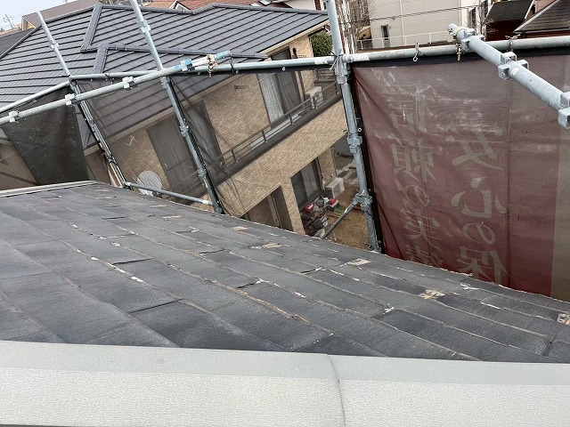 パミール屋根から金属屋根へのカバー工事足場設置工程