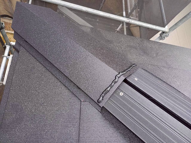 住宅屋根カバー工事で剣先役物への捨てコーキング