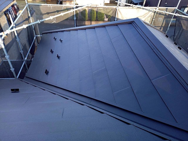 超高耐久ガルバ屋根「スーパーガルテクトト」による屋根カバー工事の完成仕上がり